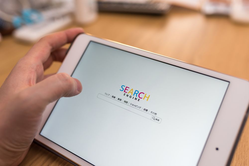 SEARCHと表示された画面のタブレット