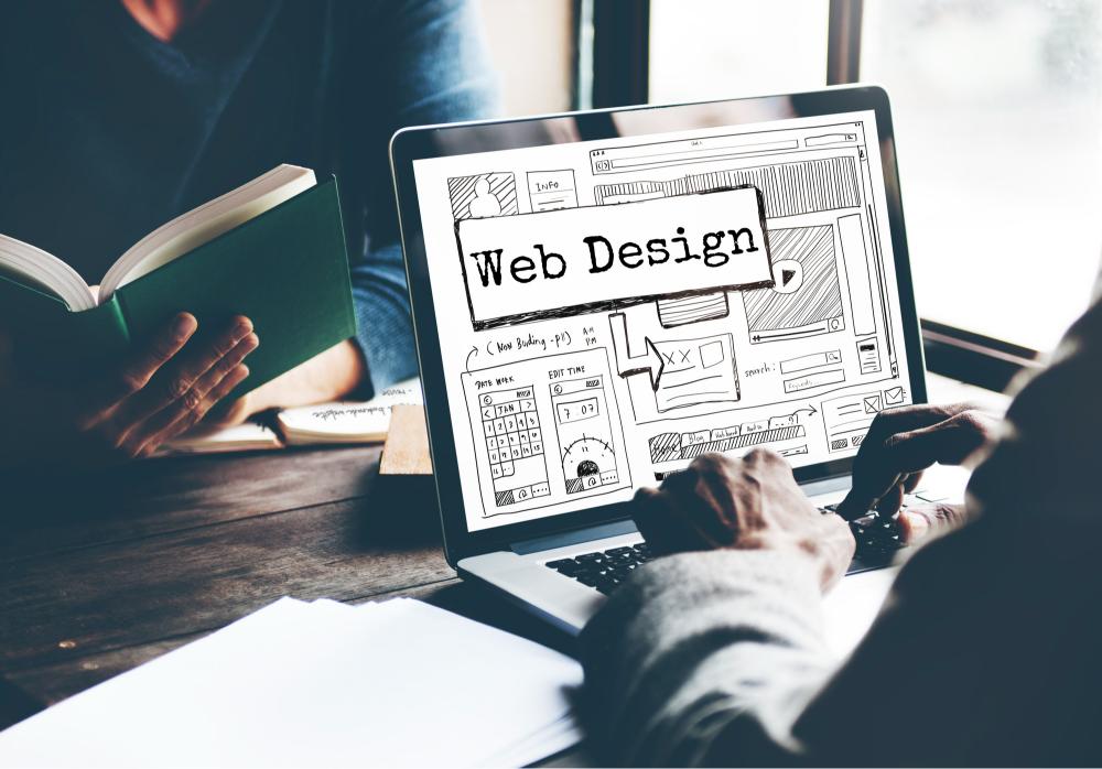 web designと表示されたパソコン